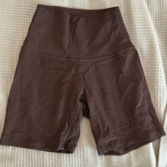 6" geometric design lululemon biker shorts - Picture 1 of 3
